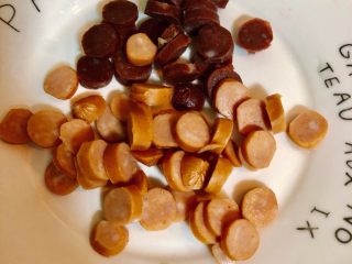 1、火腿披萨（手抓饼版）,把小火腿肠切成薄片。