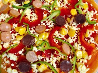 10、火腿披萨（手抓饼版）,再铺上火腿片。