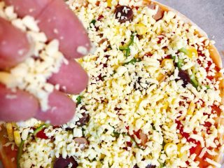 12、火腿披萨（手抓饼版）,继续撒芝士碎。