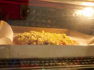 15、火腿披萨（手抓饼版）,把披萨放入烤箱中层，下火250度，上火200度，烤10分钟，下火高的原因是因为要把饼底烤脆，这样好吃些。（每个烤箱的温度不一样，所以要根据自己烤箱的温度调整。）