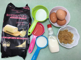 1、肉松蛋糕卷,准备材料。