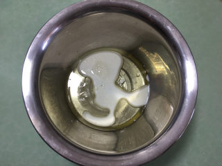 2、肉松蛋糕卷,将牛奶,玉米油,白砂糖10克放入一个干净的盆中。