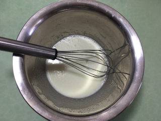 3、肉松蛋糕卷,用手动打蛋器搅拌均匀至颜色变白。