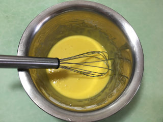 7、肉松蛋糕卷,这是混合好的蛋黄糊。