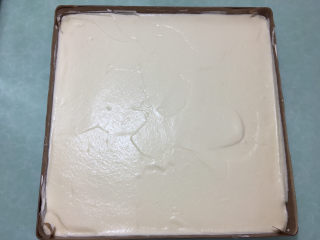 13、肉松蛋糕卷,将蛋糕糊倒入金盘中抹平,并轻震出气泡。