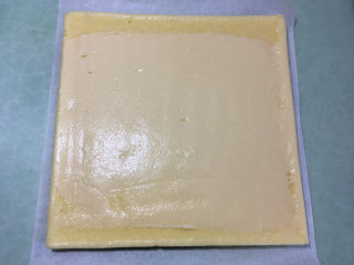 17、肉松蛋糕卷,晾凉后涂上一层沙拉酱。