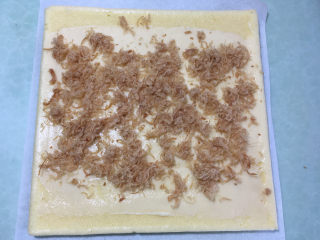 18、肉松蛋糕卷,撒上适量肉松。