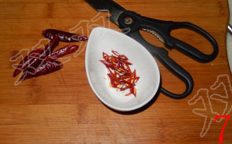 7、蓑衣黄瓜,辣椒剪成细丝