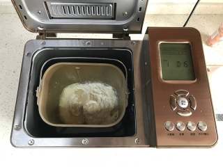 1、秋葵肉肠披萨,将饼皮材料全部放入面包机，启动和面15分钟。