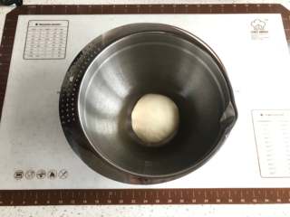 2、秋葵肉肠披萨,和面结束，收圆后进行发酵，时间20分钟。