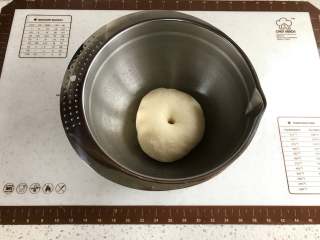 3、秋葵肉肠披萨,发酵结束。