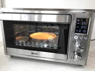 6、秋葵肉肠披萨,放入东菱岩烤烤箱，选择发酵模式进行二发，时间为15分钟。