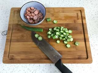 7、秋葵肉肠披萨,秋葵洗净切成片，火腿肠也切成片。