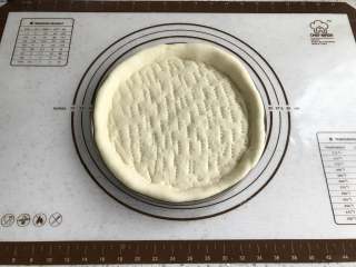 8、秋葵肉肠披萨,取出二发好的面皮，此时面皮松软。