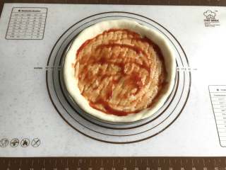 9、秋葵肉肠披萨,先抹一层番茄酱，抹多抹少视个人喜好。