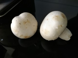 3、吐司培根披萨,两个口蘑。