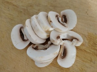 4、吐司培根披萨,洗干净切厚片。