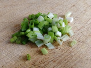 5、吐司培根披萨,小葱切碎。