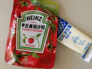 6、吐司培根披萨,准备番茄沙司和沙拉酱。