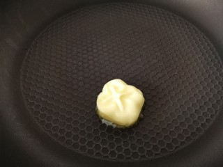 8、吐司培根披萨,平底锅中小火放入黄油。