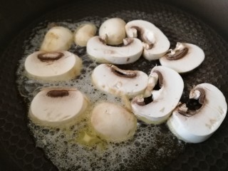 9、吐司培根披萨,黄油融化放入口蘑，中小火煎。