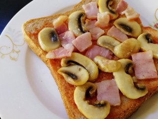 11、吐司培根披萨,把口蘑和培根平铺在吐司上。