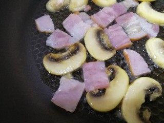 10、吐司培根披萨,口蘑煎面煎好，放入切碎的培根，用锅里剩余的黄油中小火煎香。