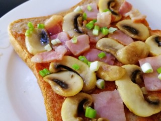 12、吐司培根披萨,洒上些葱花。