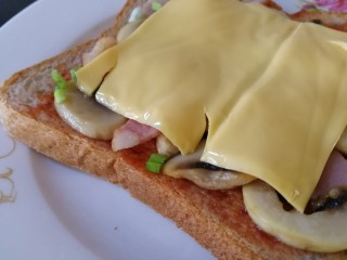 13、吐司培根披萨,铺上芝士片。（不追求拉丝效果的话可以用芝士片）