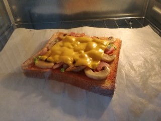 14、吐司培根披萨,送入烤箱，170度烤10分钟。（根据自己的烤箱调整温度）