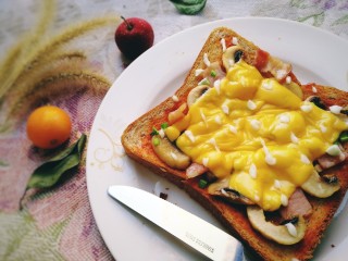 15、吐司培根披萨,烤好根据自己口味挤上适量沙拉酱。