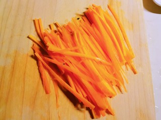 2、凉拌牛百叶,胡萝卜切丝