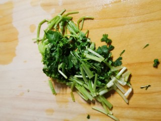 4、凉拌牛百叶,香菜切小段