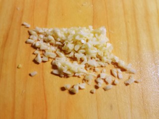 6、凉拌牛百叶,蒜切碎