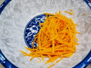 9、凉拌牛百叶,炒熟后放入拌菜盆里晾凉