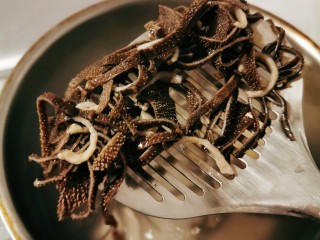 11、凉拌牛百叶,牛百叶丝放入开水中汆烫快速捞出