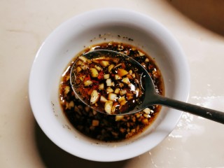 13、凉拌牛百叶,小碗里放入蒜末 生抽 醋 蚝油 鸡汁