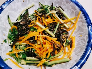 15、凉拌牛百叶,翻拌均匀