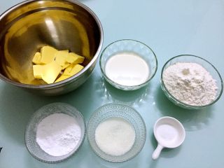 1、淡奶油曲奇,准备好材料