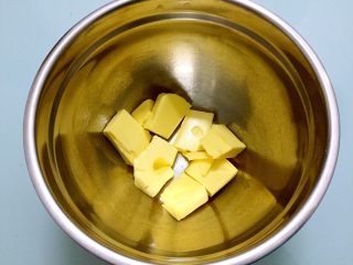 2、淡奶油曲奇,黄油提前软化至手指一压就过