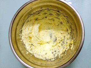 5、淡奶油曲奇,再打发至蓬松发白