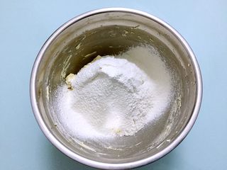 8、淡奶油曲奇,筛入低筋面粉