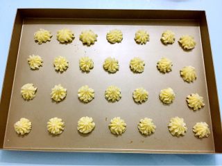 11、淡奶油曲奇,在烤盘上挤出自己喜欢的形状，中间要间隔