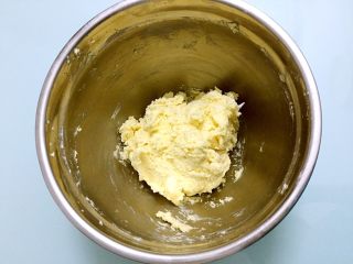 9、淡奶油曲奇,用刮刀拌至无干粉