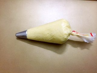 10、淡奶油曲奇,裱花袋装入裱花嘴，再把面粉装入裱花袋中
