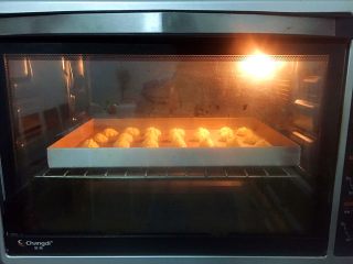 12、淡奶油曲奇,放入预热好的烤箱，上下火150度，中层15-20分钟