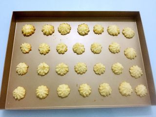 13、淡奶油曲奇,烤至表面金黄色即可