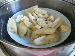 6、#蒸菜#香菜蒜末凉拌茄泥  新文美食,蒸好的茄子用筷子扎一下很软。