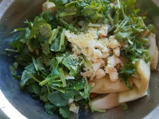 9、#蒸菜#香菜蒜末凉拌茄泥  新文美食,把香菜倒入盆中，加入蒜末香油盐，鸡精。