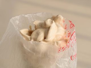 10、枣泥溶豆,翻拌好的蛋白糊放入裱花袋里 